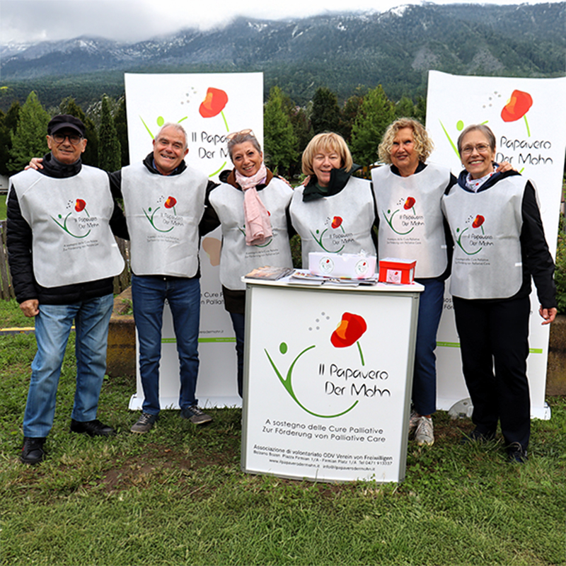 Volontari dell'associazione Il Papavero – Der Mohn al banchetto informativo